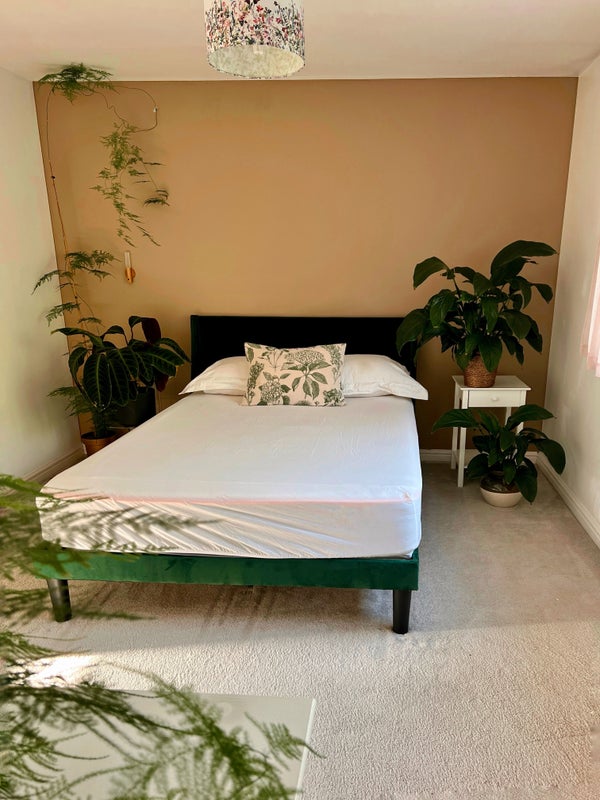 Photo 1: Spacious double 