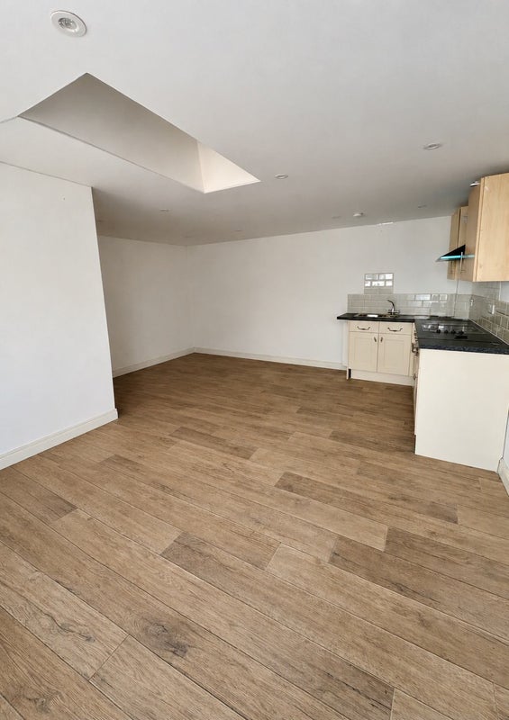 Apartment in Wolverhampton, West Midlands - View 4