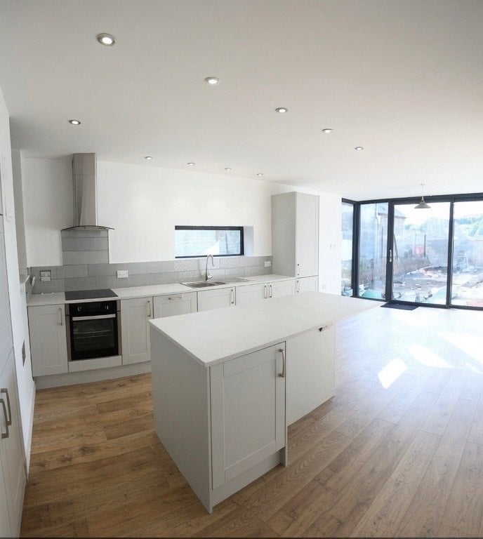 Photo 1: Kitchen 