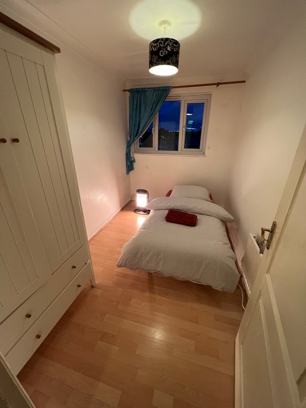 Photo 1: Room 2: available 17th October