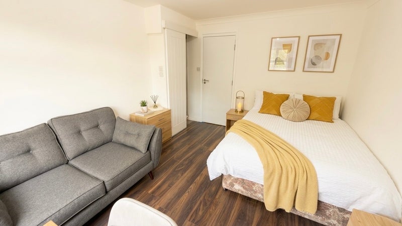 Photo 1: Bedroom 1 (With En-Suite Shower Room)
