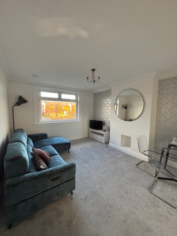 Photo 1: Living room 