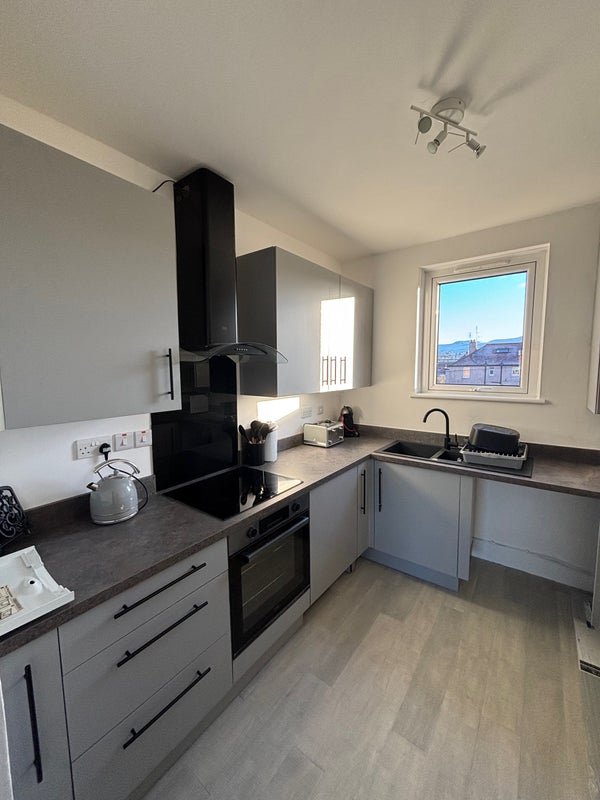 Photo 1: Kitchen 
