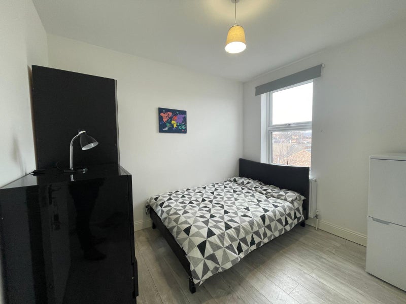 Photo 1: Spacious room £210.00 per week all bills included.