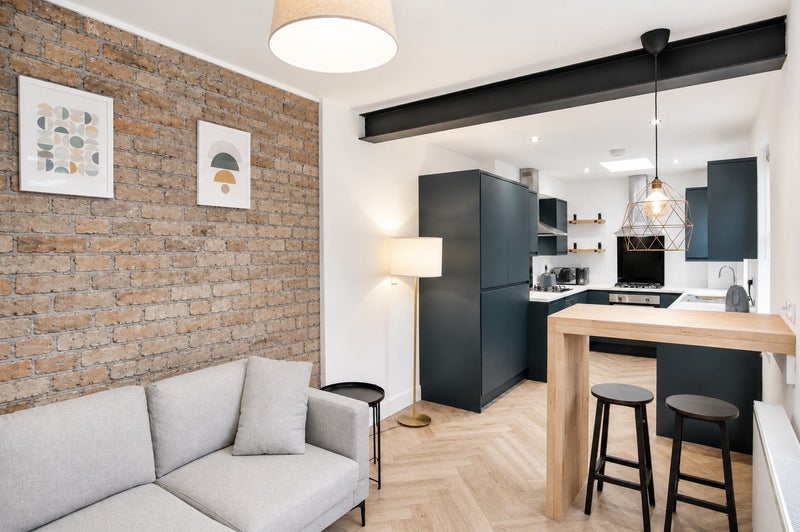 Photo 1: Kitchen/ Lounge