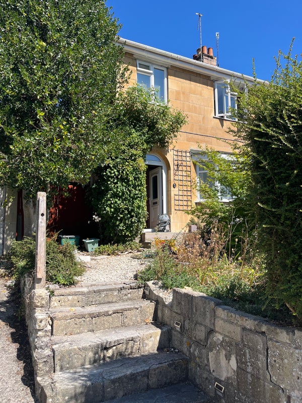 Photo 1: Enteance of tge house and front garden