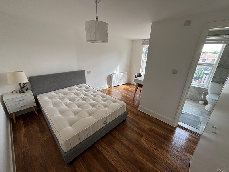 Photo 1: Ensuite room