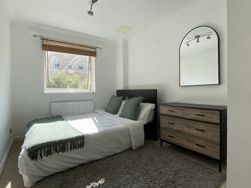 Photo 1: Bedroom
