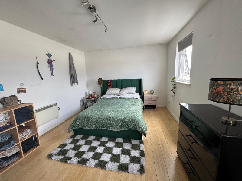 Photo 1: Bedroom 1