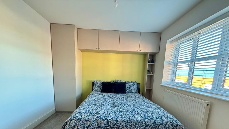 Photo 1: Kingsize bed
