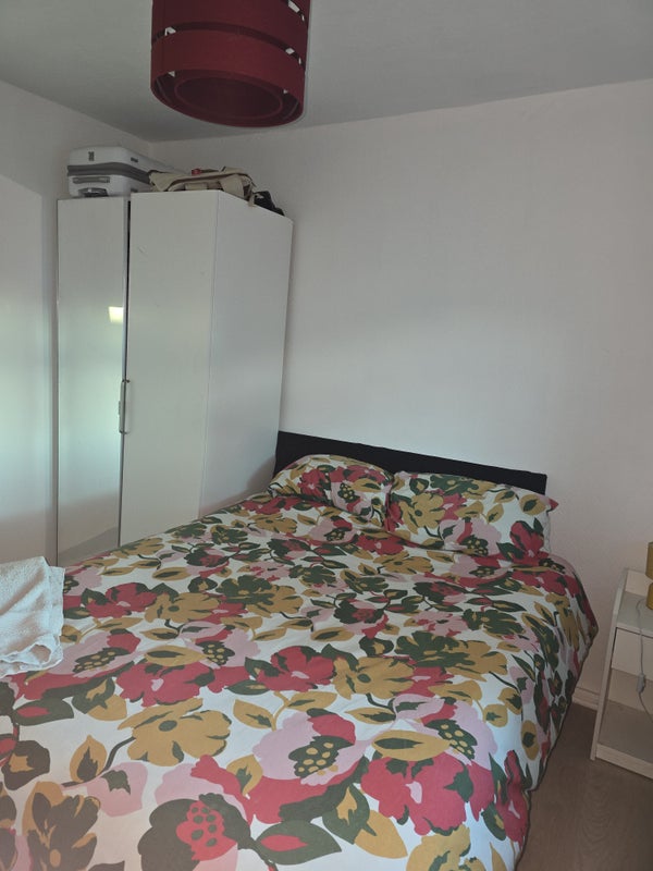 Spacious Double Room to Rent â Female Professional