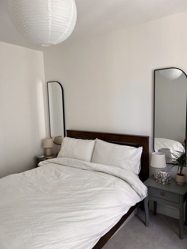 Photo 1: Double bedroom