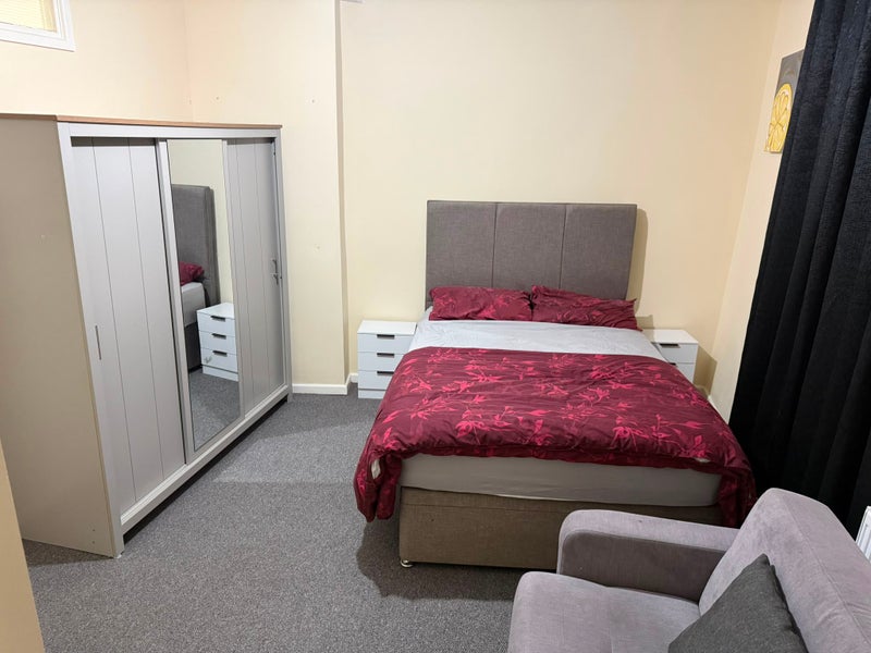 Photo 1: Double Bedroom