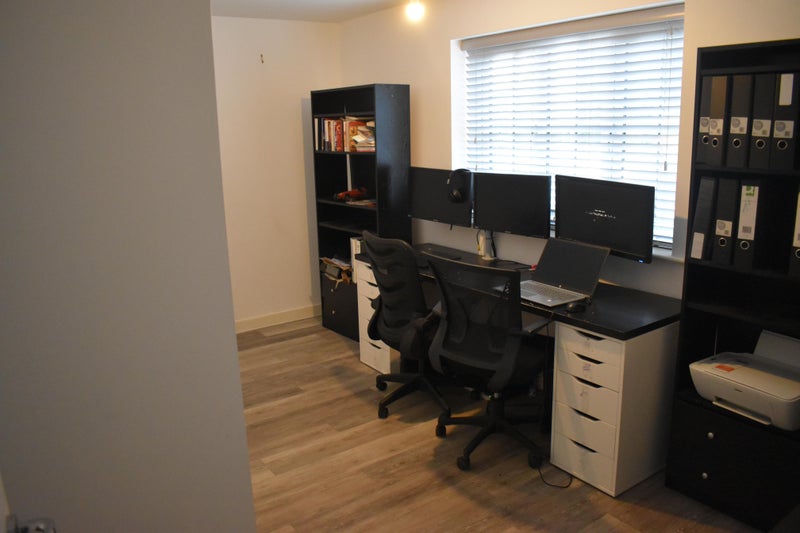Photo 1: work station