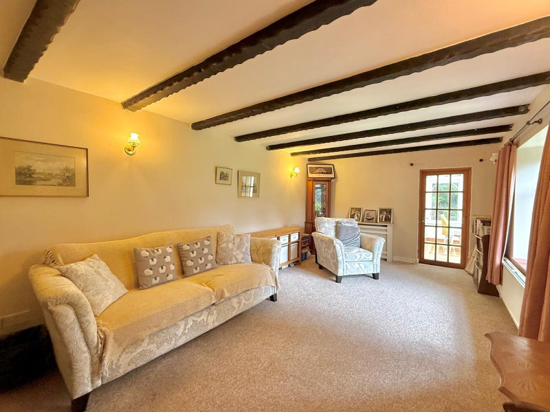 Photo 1: Lounge