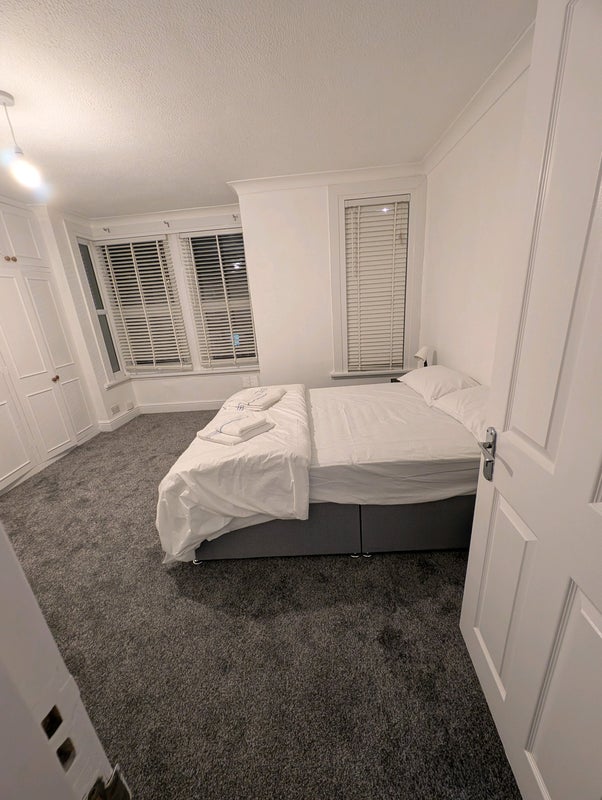 Photo 1: EXTRA LARGE DOUBLE ROOM (£1200pcm)
