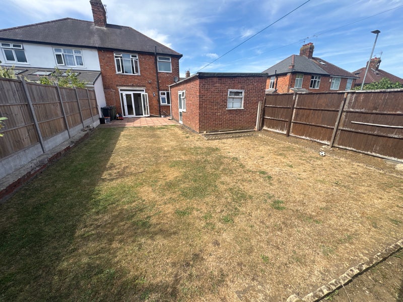 Photo 1: Garden 