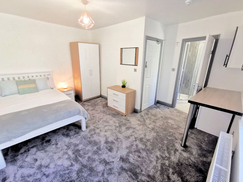 Photo 1: Room 4 En Suite