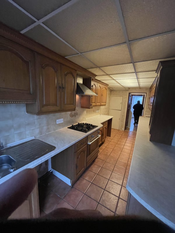Photo 1: kitchen
