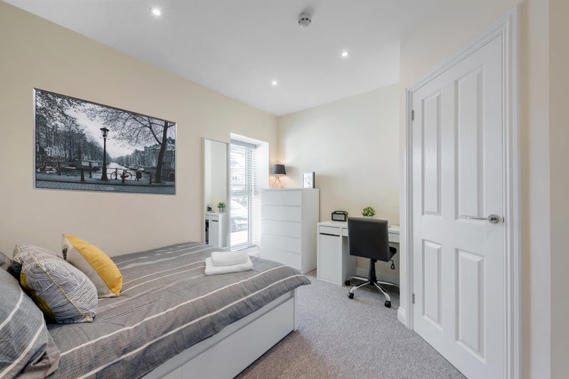 Photo 1: Bedroom