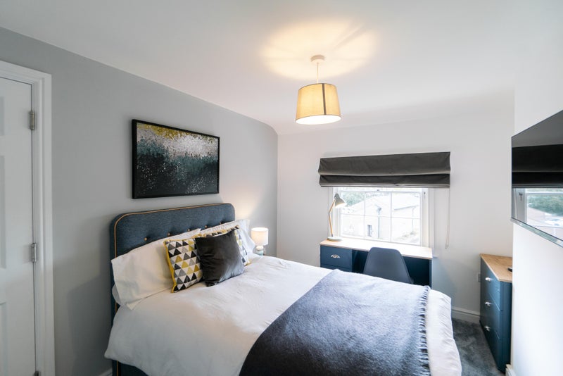 Photo 1: Room 5