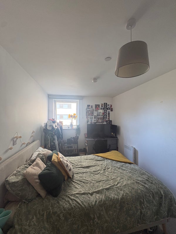 Photo 1: Bedroom