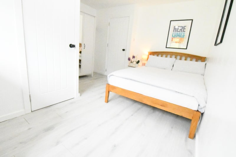 Photo 1: En-suite double bedroom