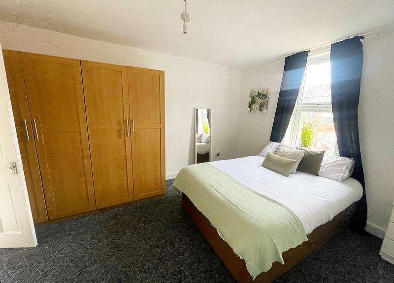 Photo 1: ROOM 5