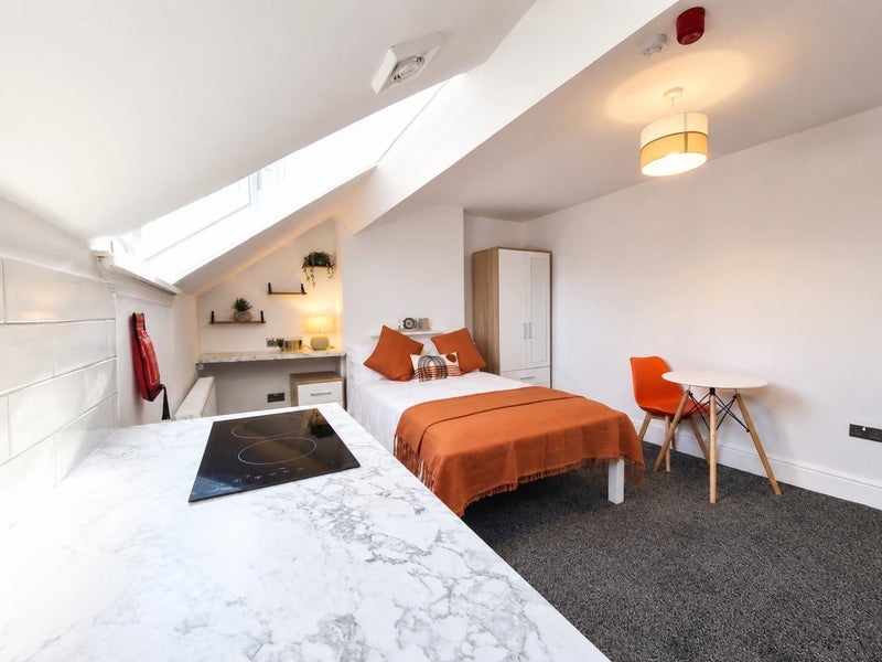 Apartment in Birmingham, Winson Green - View 2
