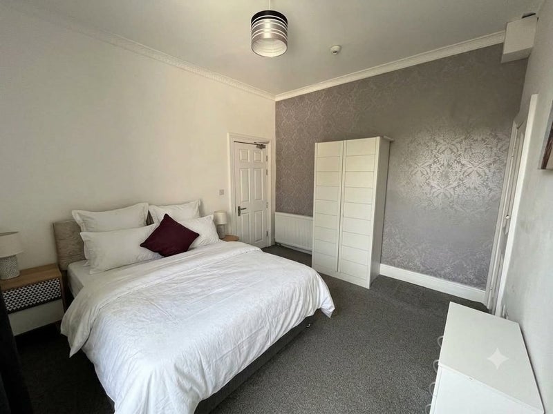 Photo 1: Room 4