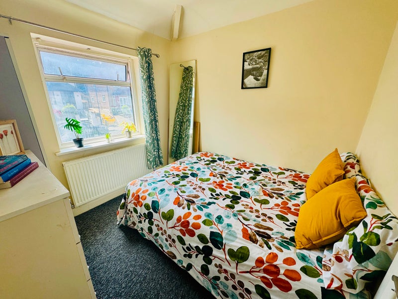 Photo 1: ROOM 1      