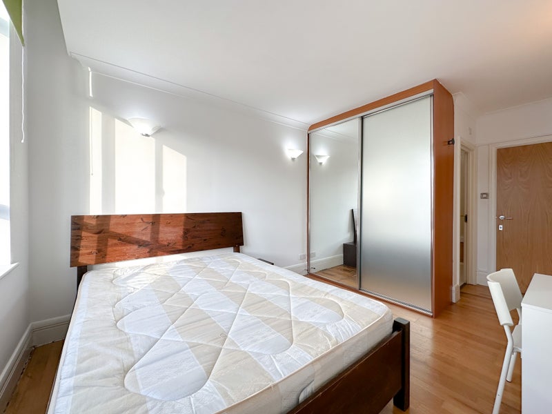 Photo 1: Ensuite