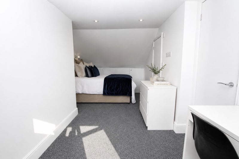 Photo 1: Room 6 (available 01/09)