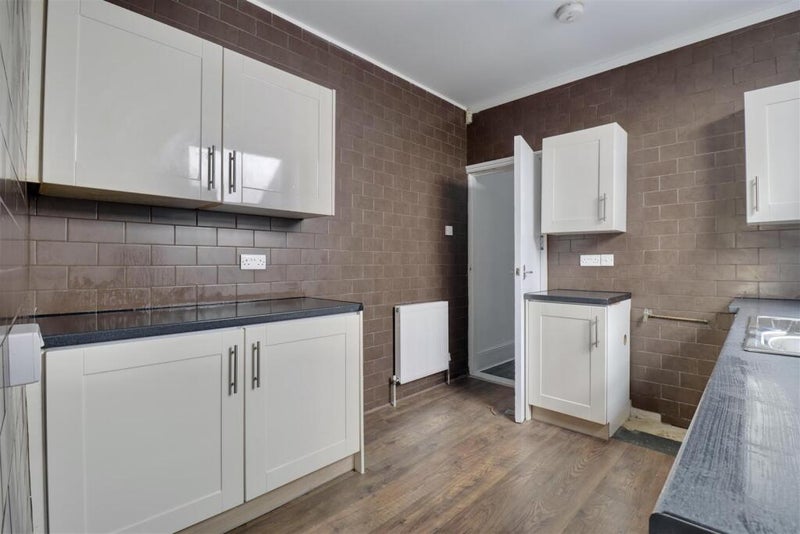 Photo 1: KITCHEN