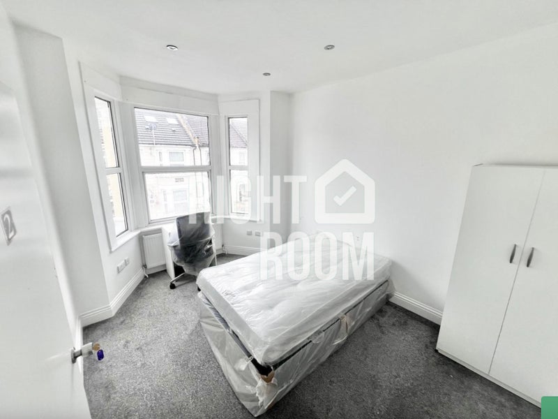 Photo 1: Grosvenor Road E7: Room 5