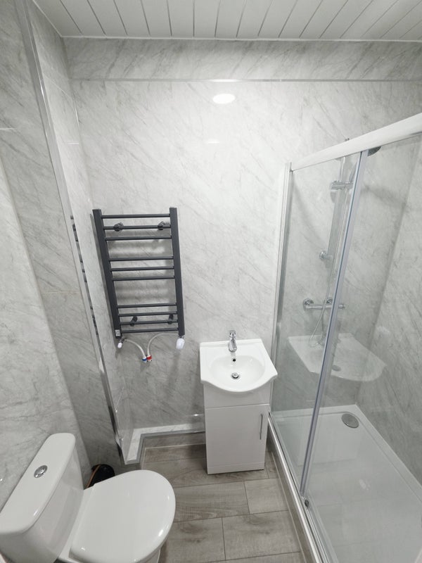 Photo 1: Ensuite