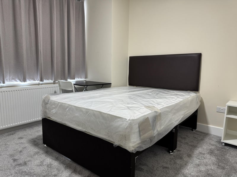 Photo 1: Bedroom 1 - Double (Single Occupancy)