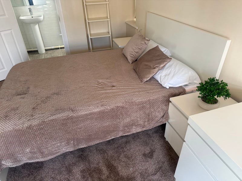 Photo 1: Bedroom with ensuite 