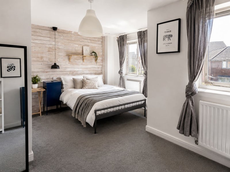 Photo 1: Room 2