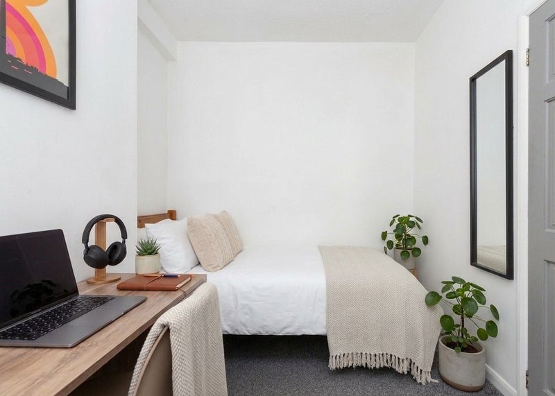 Photo 1: Room 1