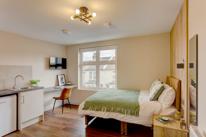 Photo 1: Room 4