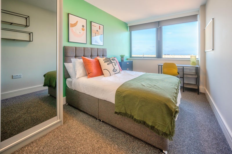 Photo 1: Double bedroom
