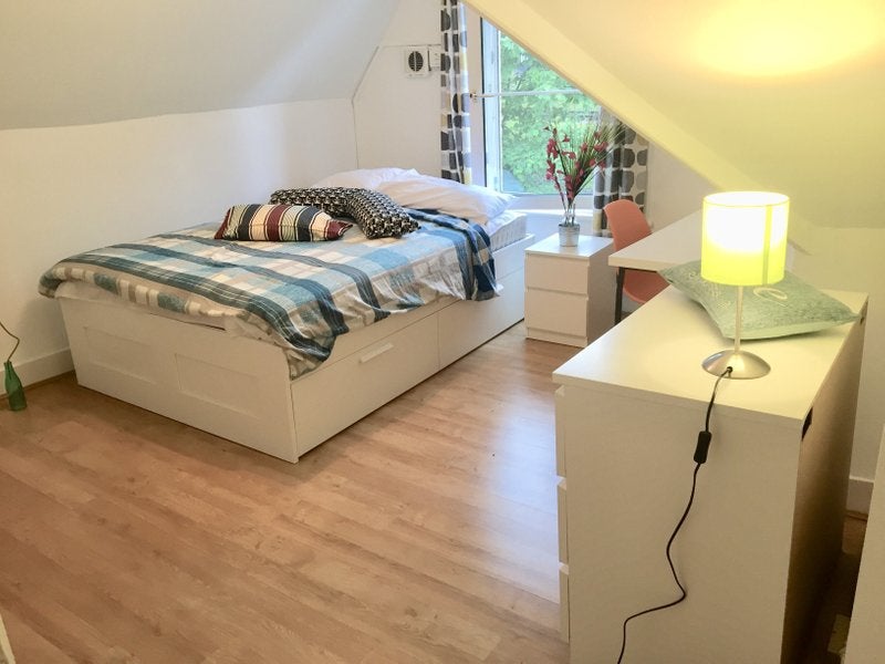 Photo 1: Bright fully furnished room