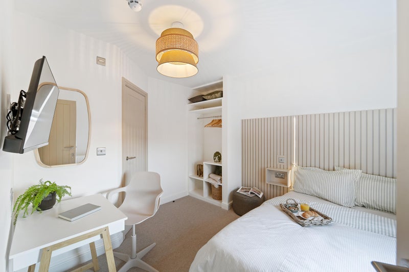 Photo 1: Room 4
