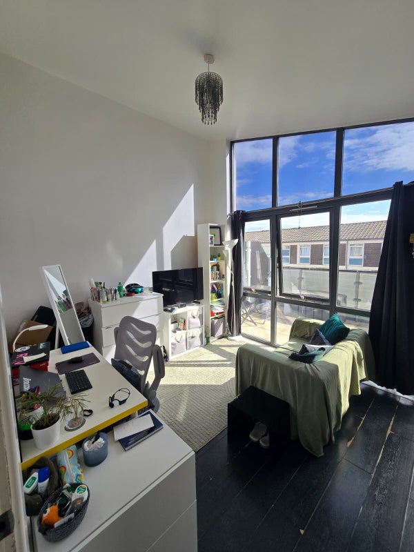 Photo 1: Bedroom