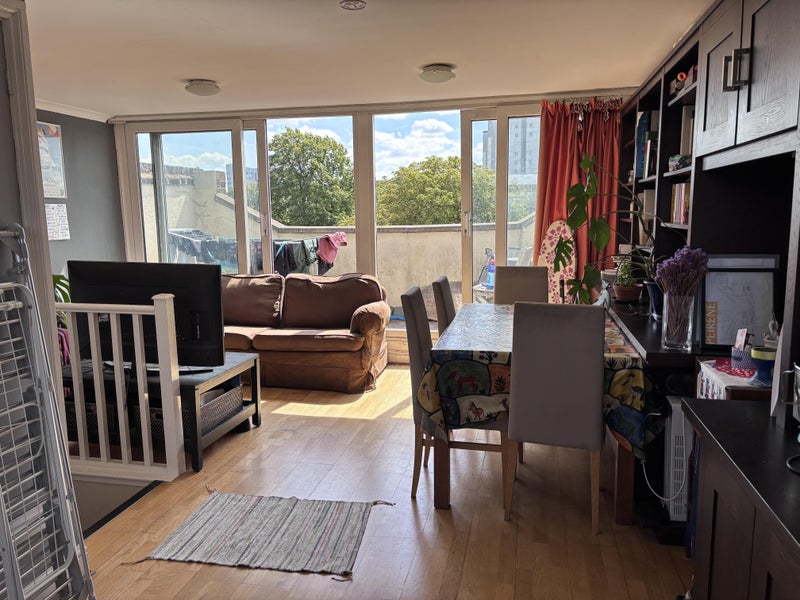 Photo 1: Living room 1