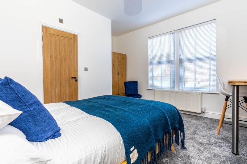 Photo 1: Room 6 En Suite