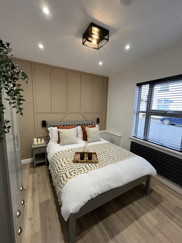 Photo 1: Room 1