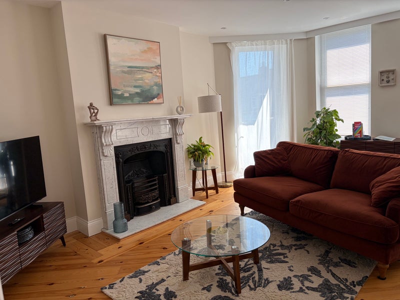 Photo 1: Lounge