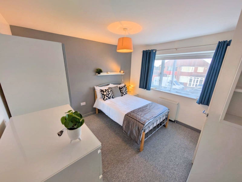 Photo 1: Room 5 En Suite